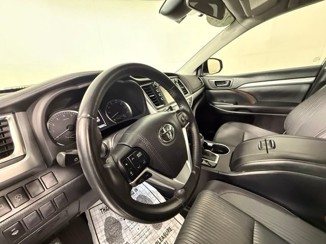 Used 2018 Toyota Highlander Plus FWD image 5