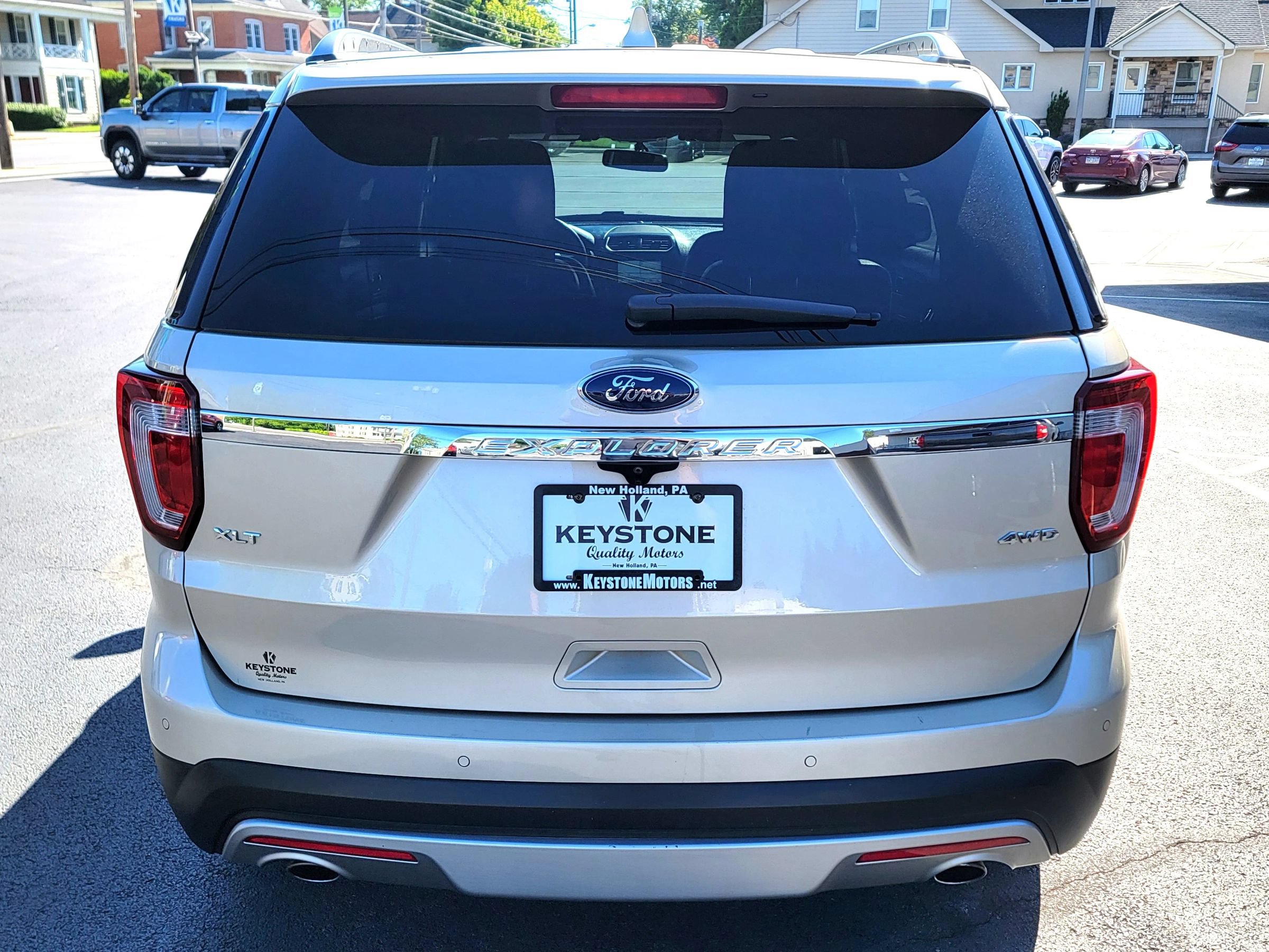 Used 2017 Ford Explorer XLT w/ Equipment Group 202A AWD/4WD image 6