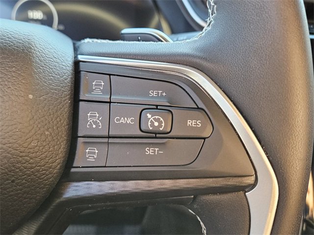 Used 2025 Jeep Grand Cherokee Laredo image 25