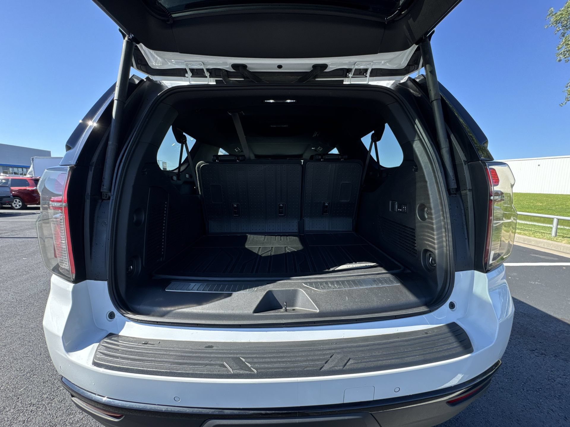 Certified 2023 Chevrolet Suburban Z71 w/ Luxury Package AWD/4WD image 25