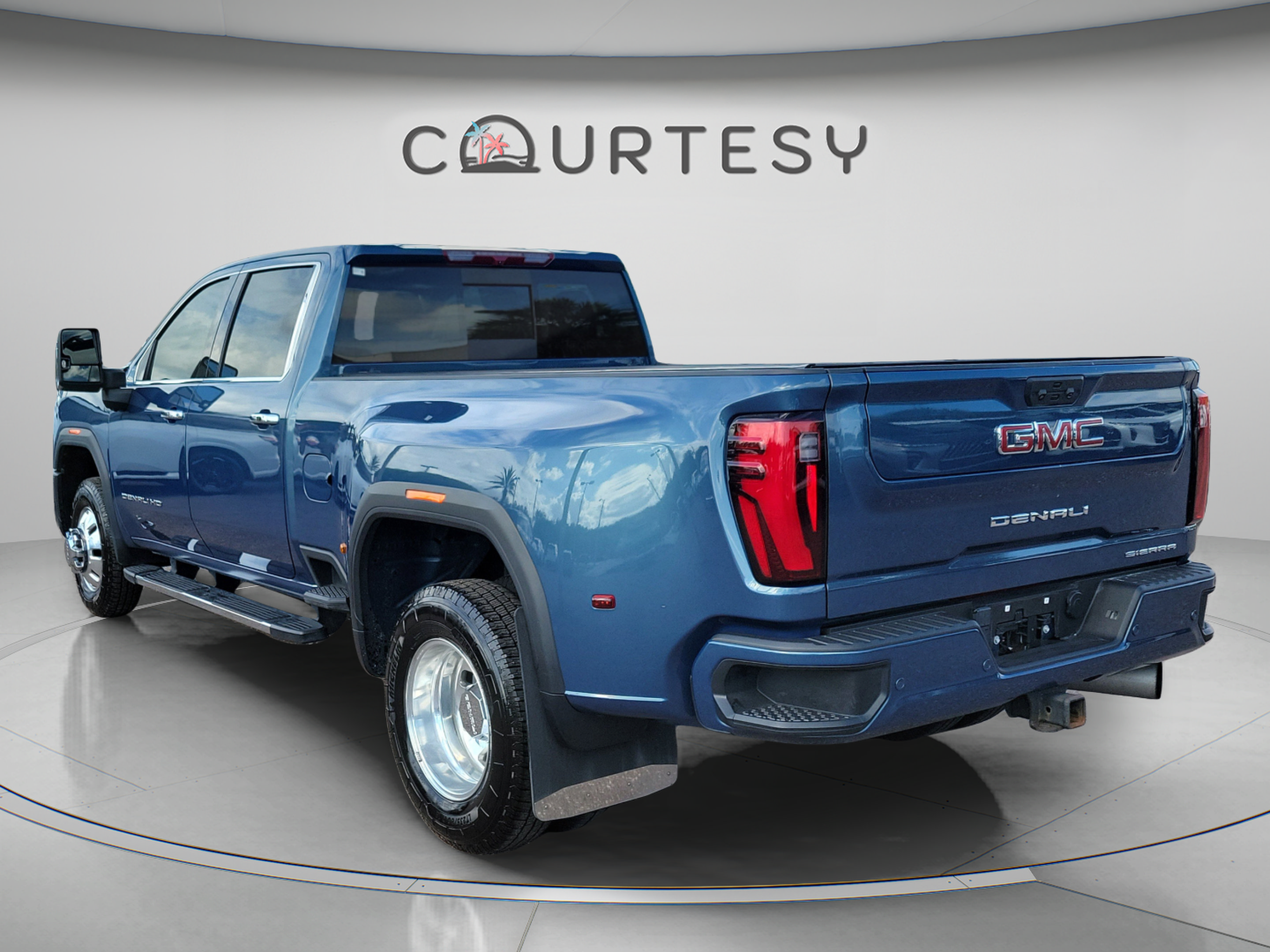 Used 2024 GMC Sierra 3500 Denali AWD/4WD image 2
