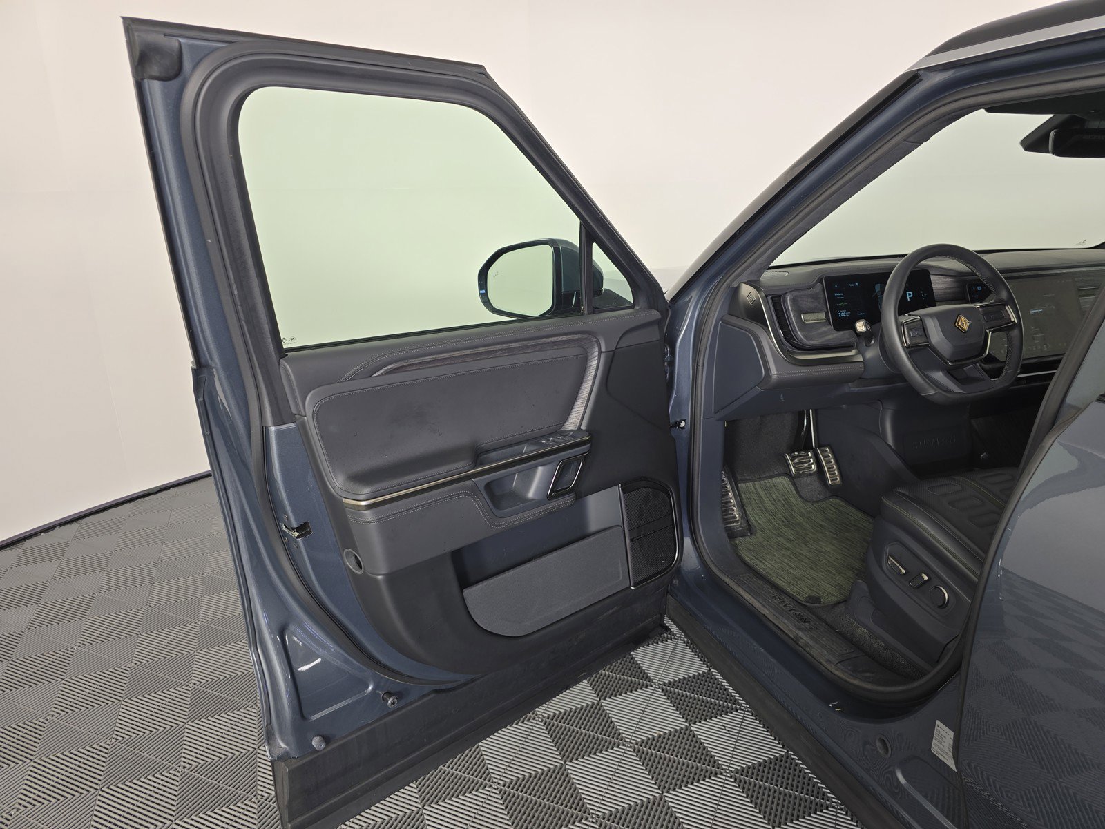 Used 2022 Rivian R1S Launch Edition image 16