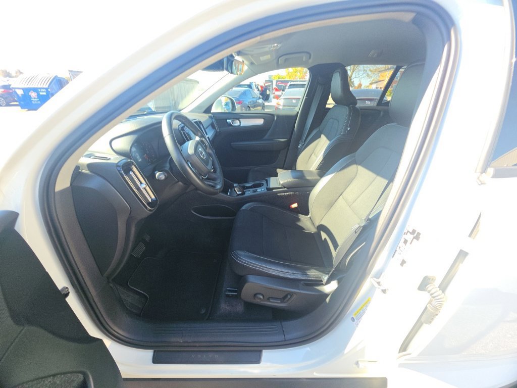 Used 2020 Volvo XC40 T4 Momentum FWD image 16