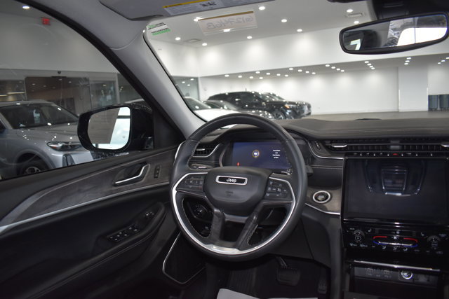 Used 2023 Jeep Grand Cherokee Limited w/ Black Appearance Package AWD/4WD image 26