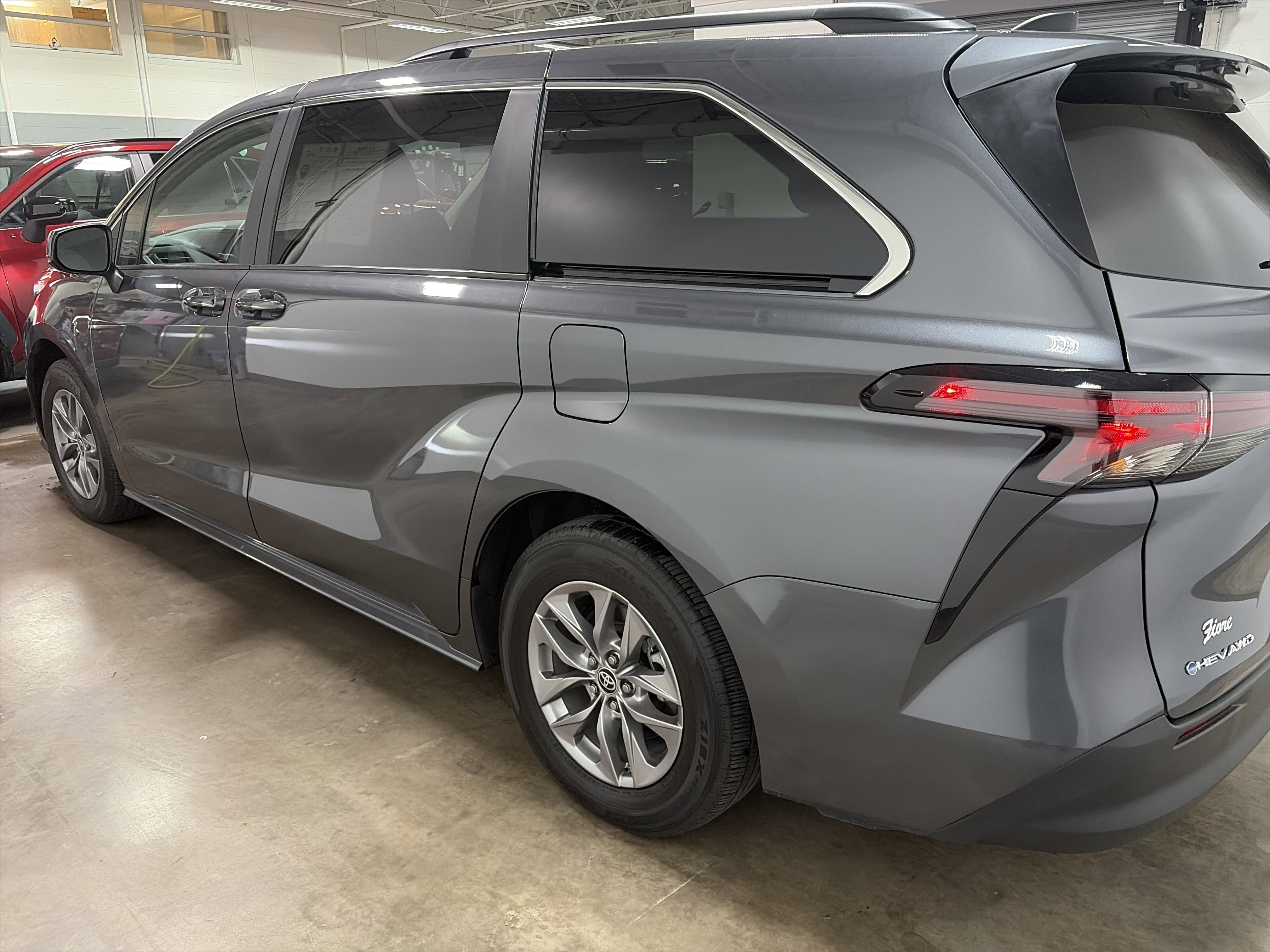 Used 2025 Toyota Sienna LE image 5