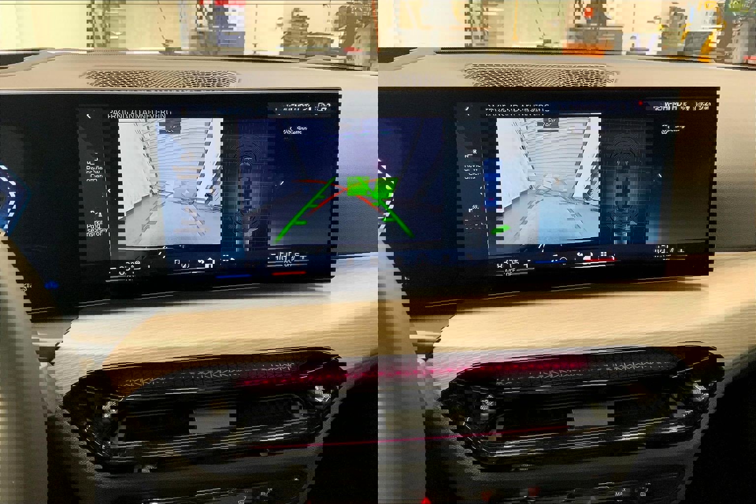 Used 2025 BMW 330i xDrive Sedan w/ Premium Package AWD/4WD image 20