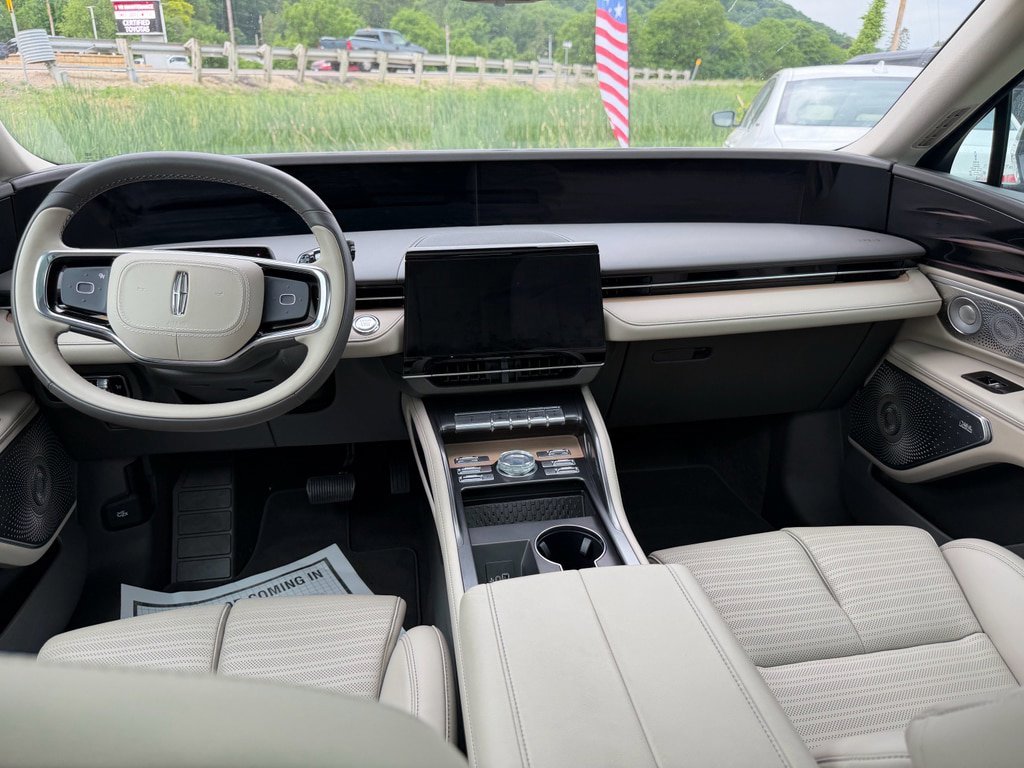Used 2025 Lincoln Nautilus Reserve AWD/4WD image 9