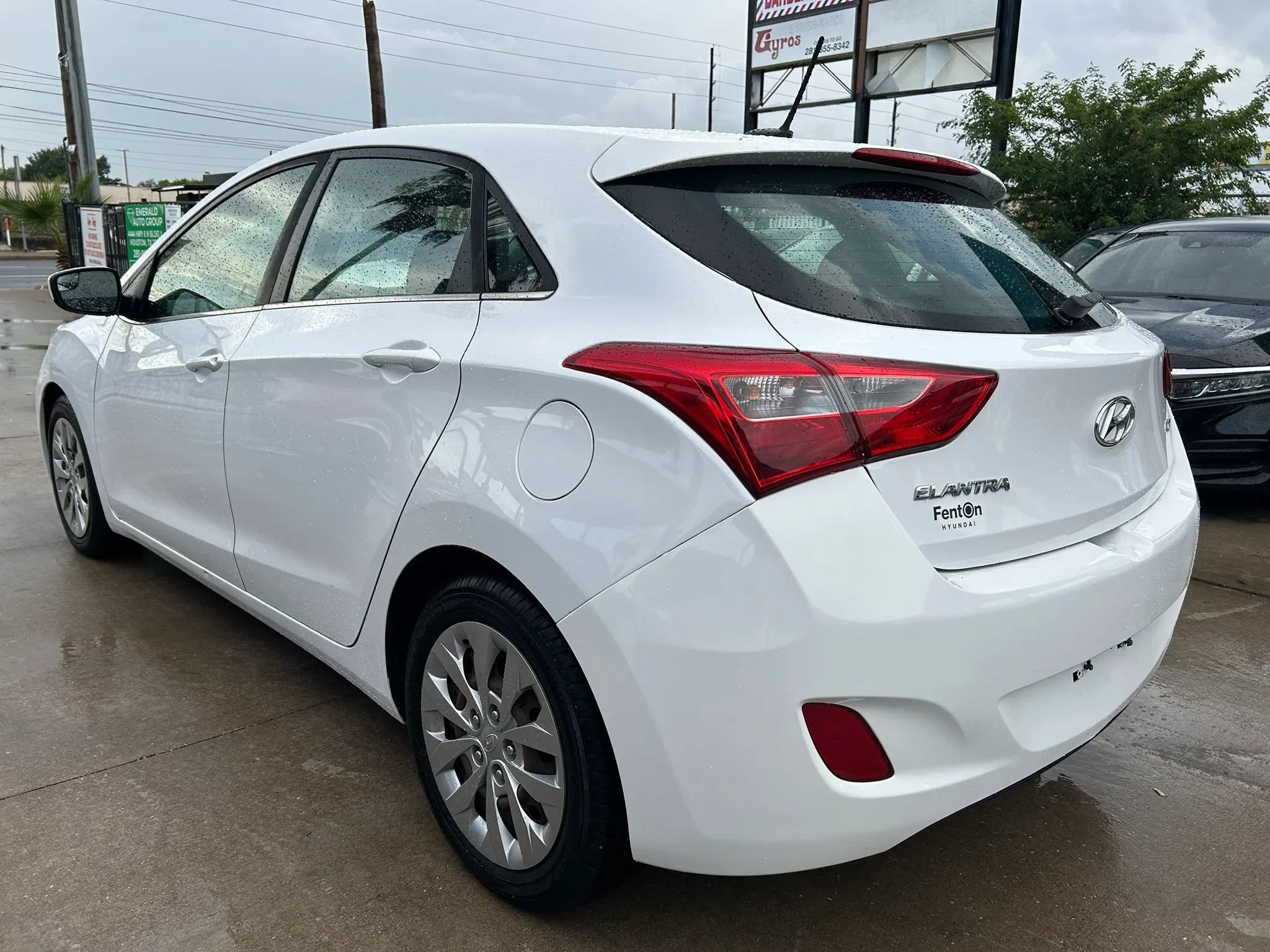 Used 2017 Hyundai Elantra GT FWD image 3