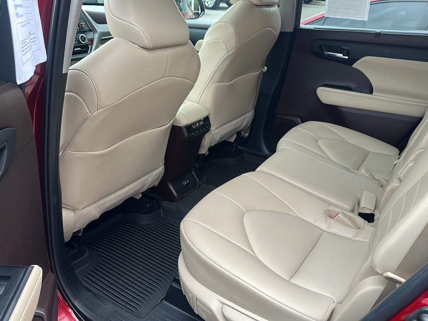Used 2022 Toyota Highlander XLE AWD/4WD image 19
