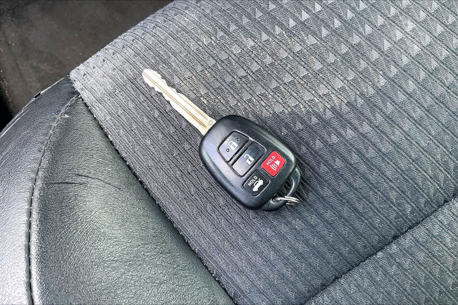 Used 2012 Toyota Camry SE FWD image 19