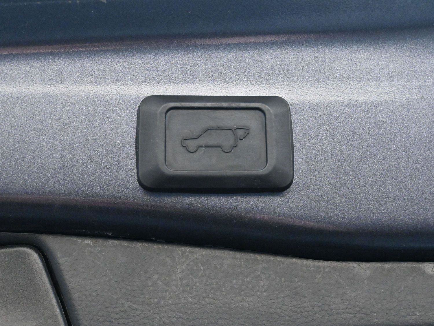 Used 2022 Toyota RAV4 XLE w/ Convenience Package image 10