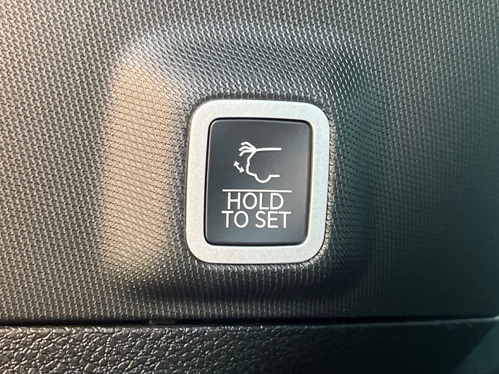 New 2025 Jeep Grand Cherokee Laredo image 9