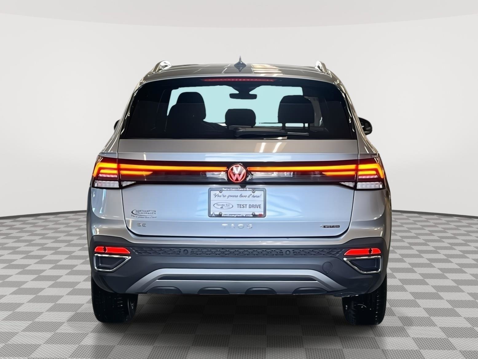 Used 2025 Volkswagen Taos SE AWD/4WD image 6
