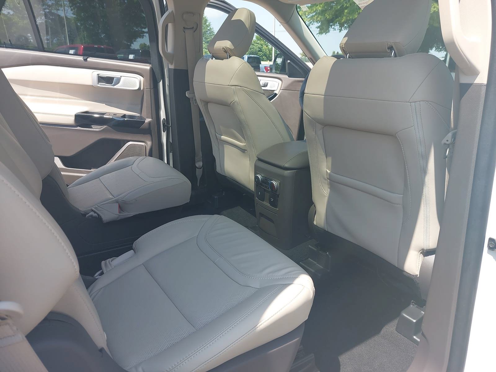 Used 2022 Ford Explorer Platinum w/ Equipment Group 601A AWD/4WD image 12