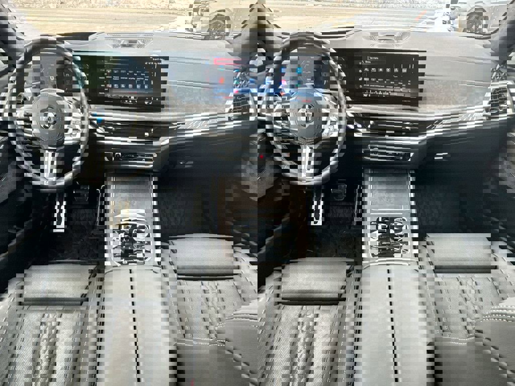 Used 2025 BMW X7 M60i image 22