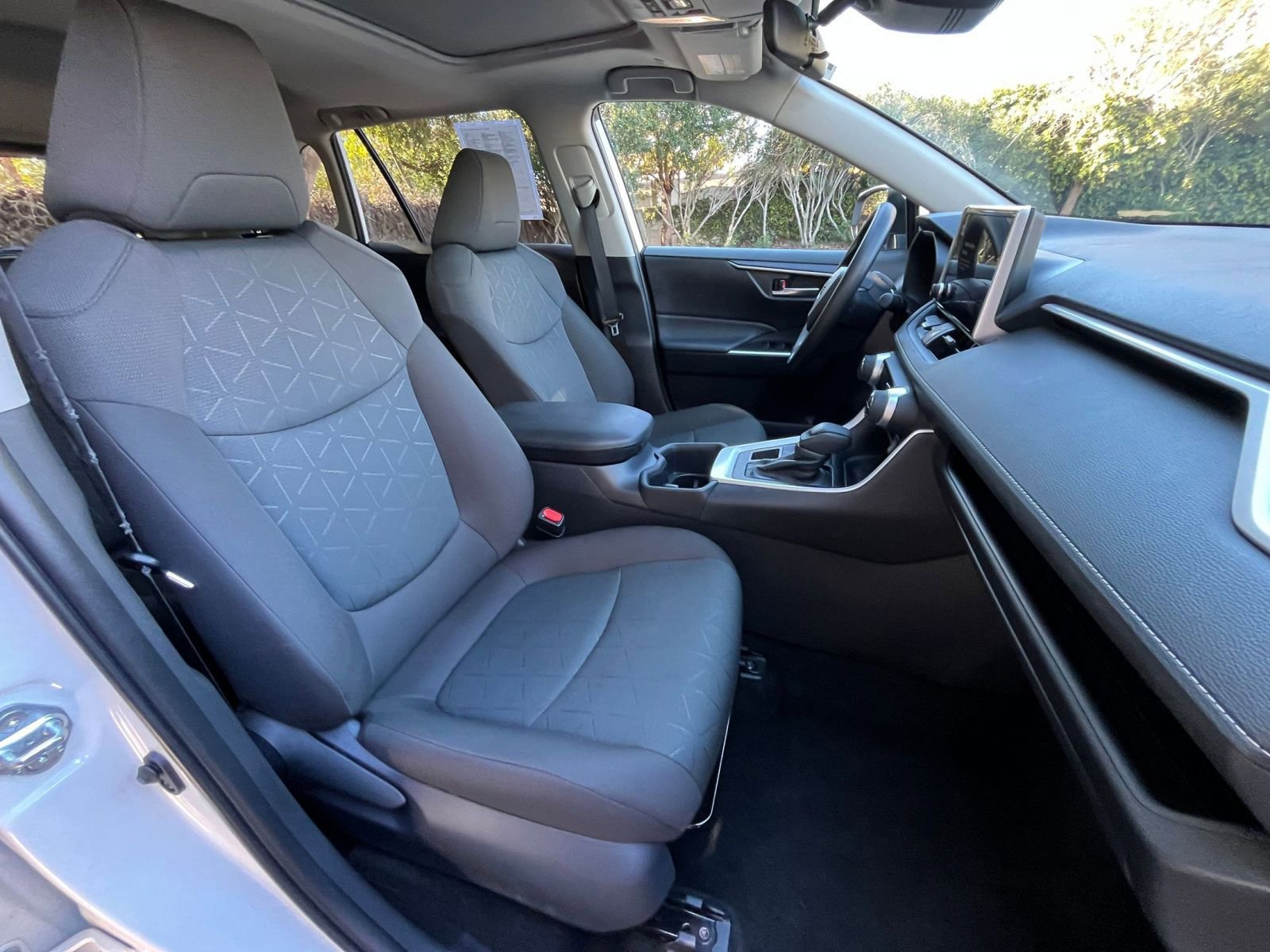 Used 2025 Toyota RAV4 XLE image 37