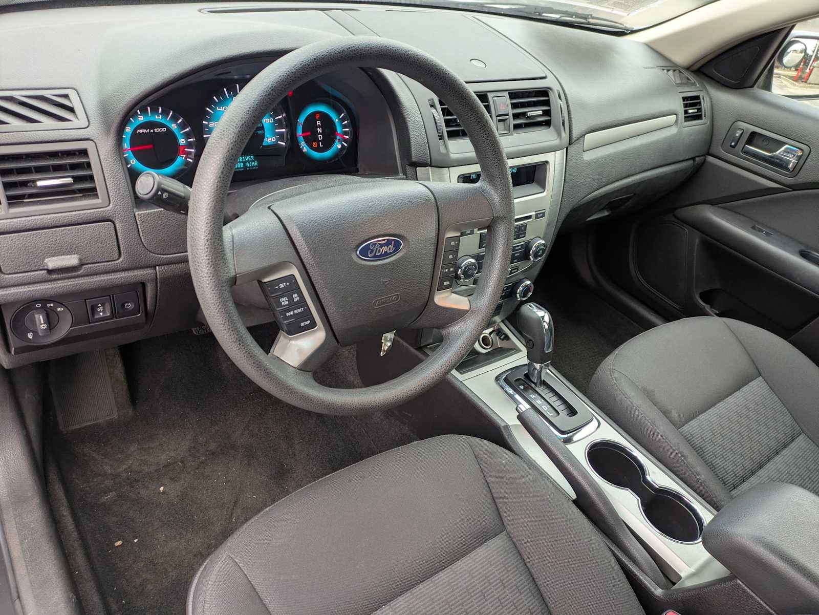 Used 2010 Ford Fusion SE image 2