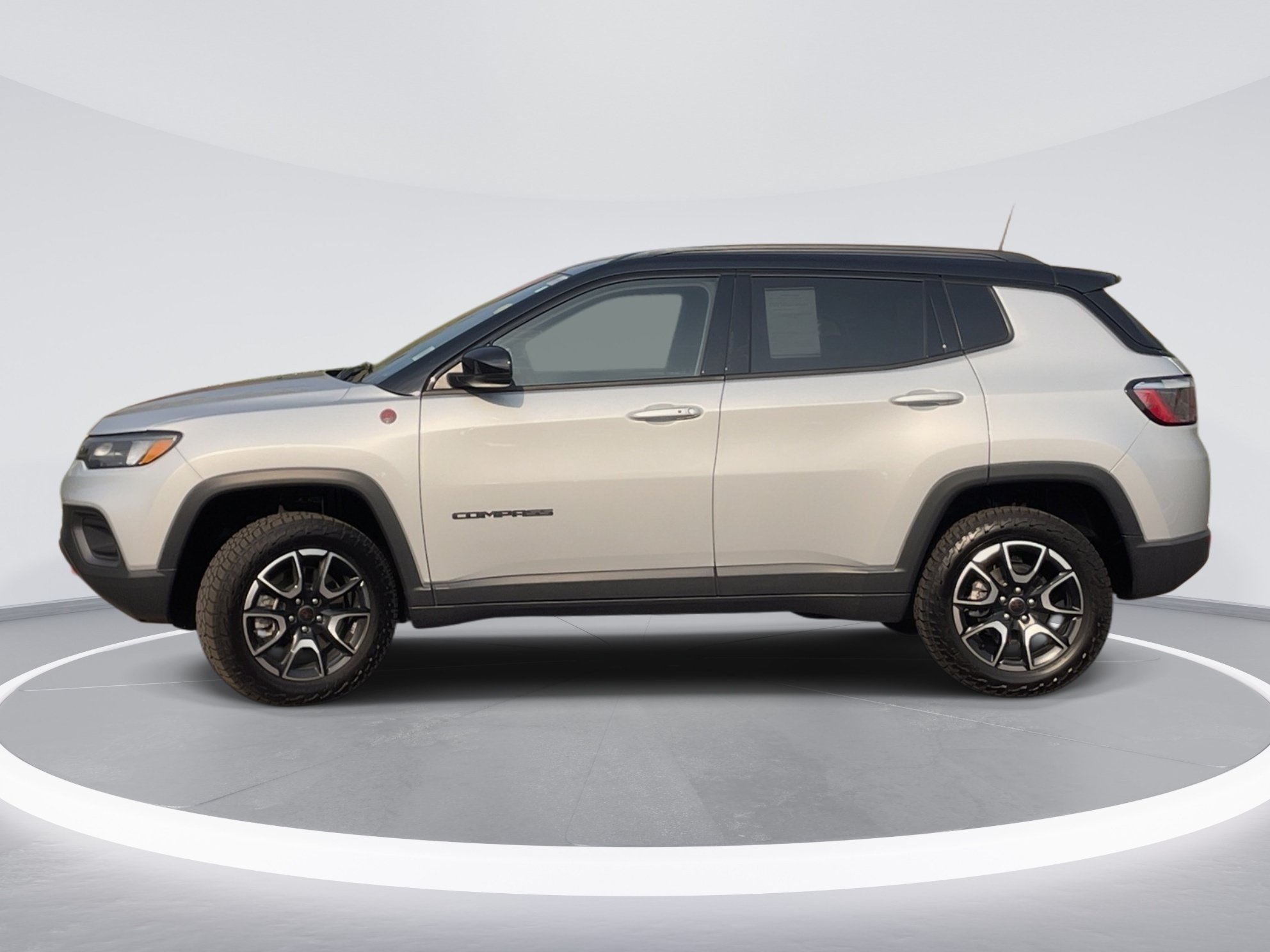 Used 2025 Jeep Compass Trailhawk AWD/4WD image 4