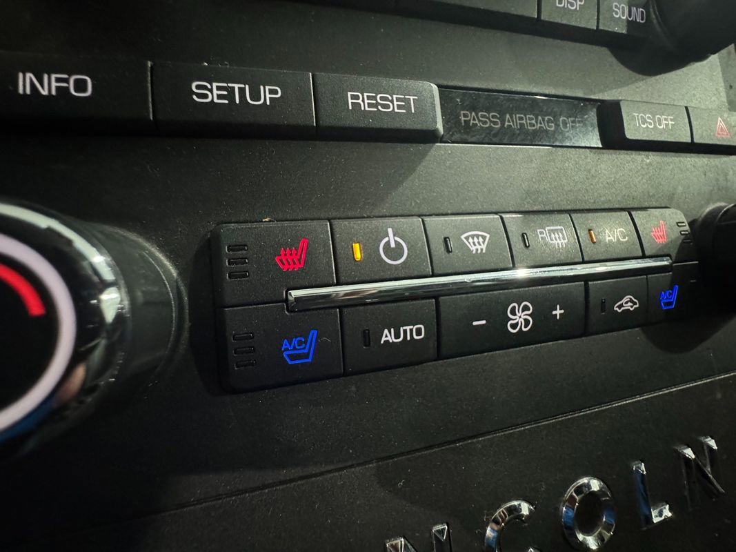 Used 2012 Lincoln MKS AWD image 22