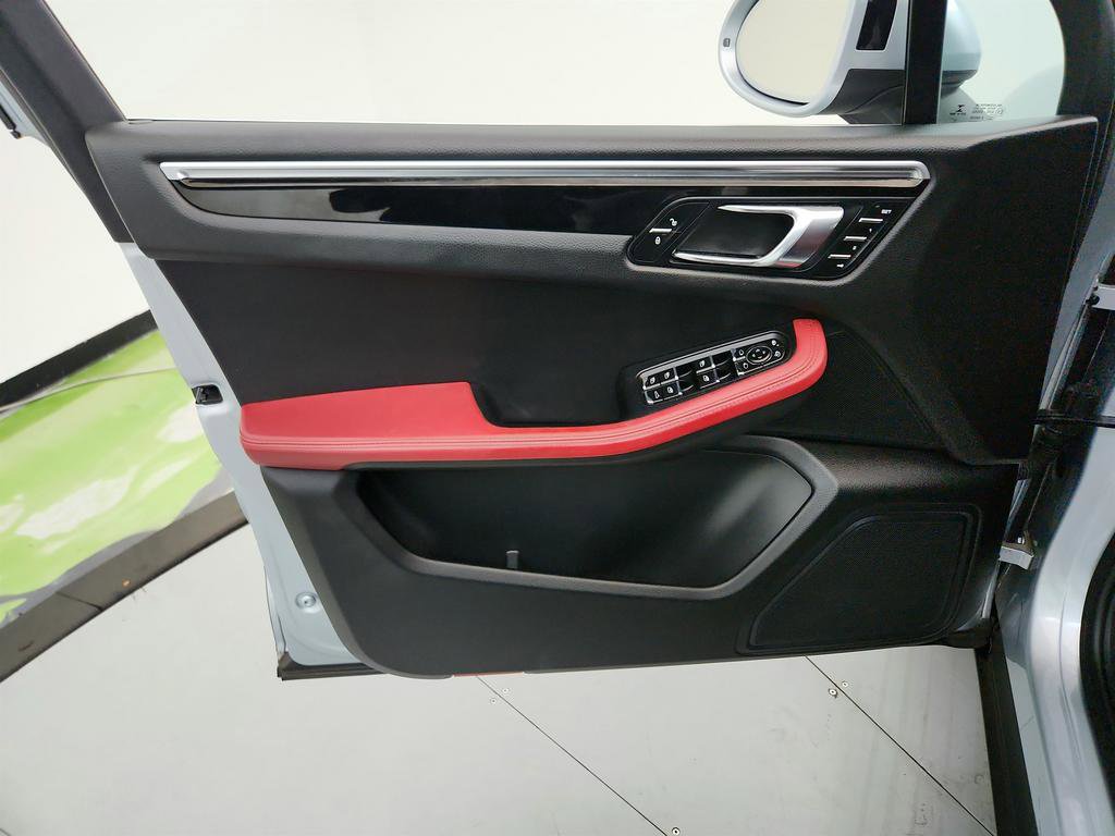 Used 2016 Porsche Macan S image 23