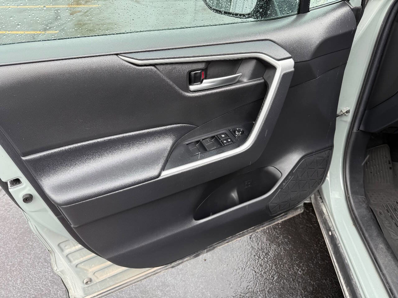 Used 2021 Toyota RAV4 XLE image 10