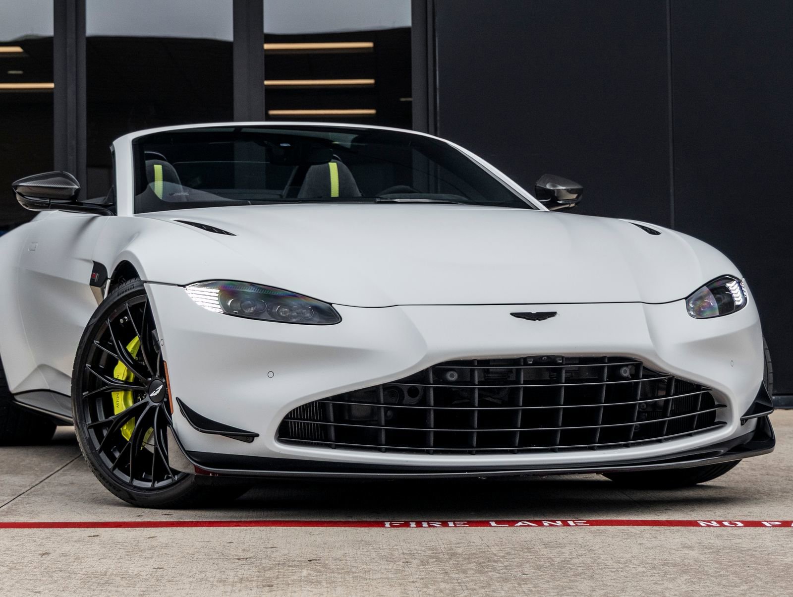 Used 2023 Aston Martin V8 Vantage Roadster RWD image 5