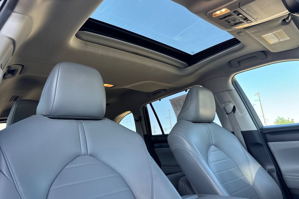Used 2021 Toyota Highlander XLE AWD/4WD image 21