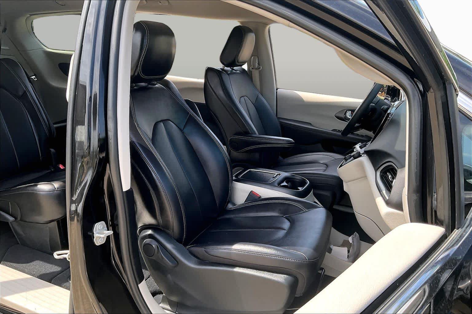 Certified 2024 Chrysler Pacifica Touring-L FWD image 9