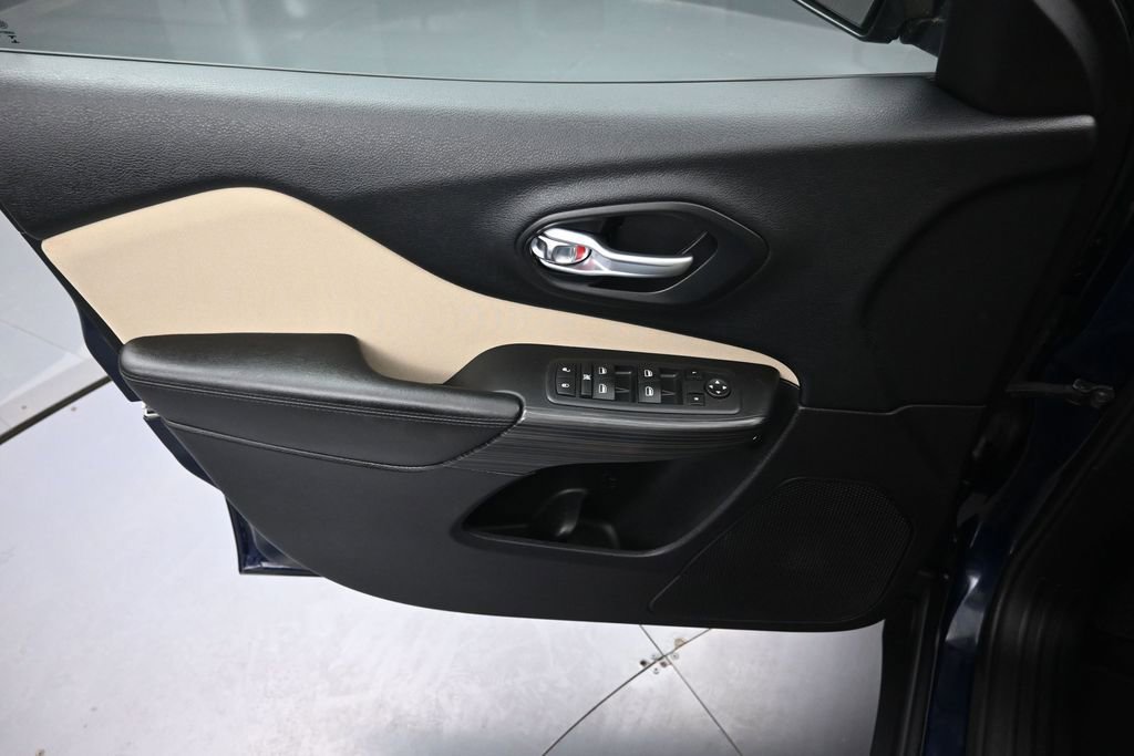 Used 2016 Jeep Cherokee Sport AWD/4WD image 19