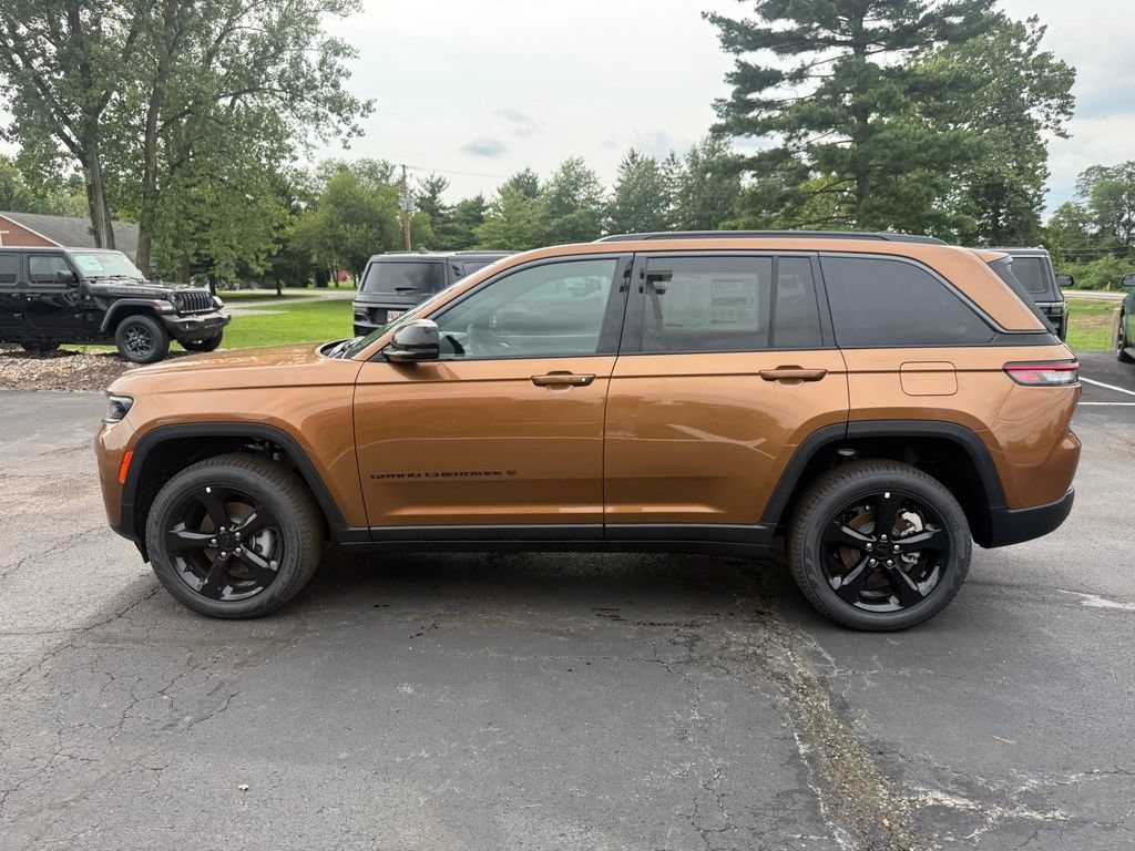 New 2026 Jeep Grand Cherokee Limited w/ Limited Altitude Package AWD/4WD image 7