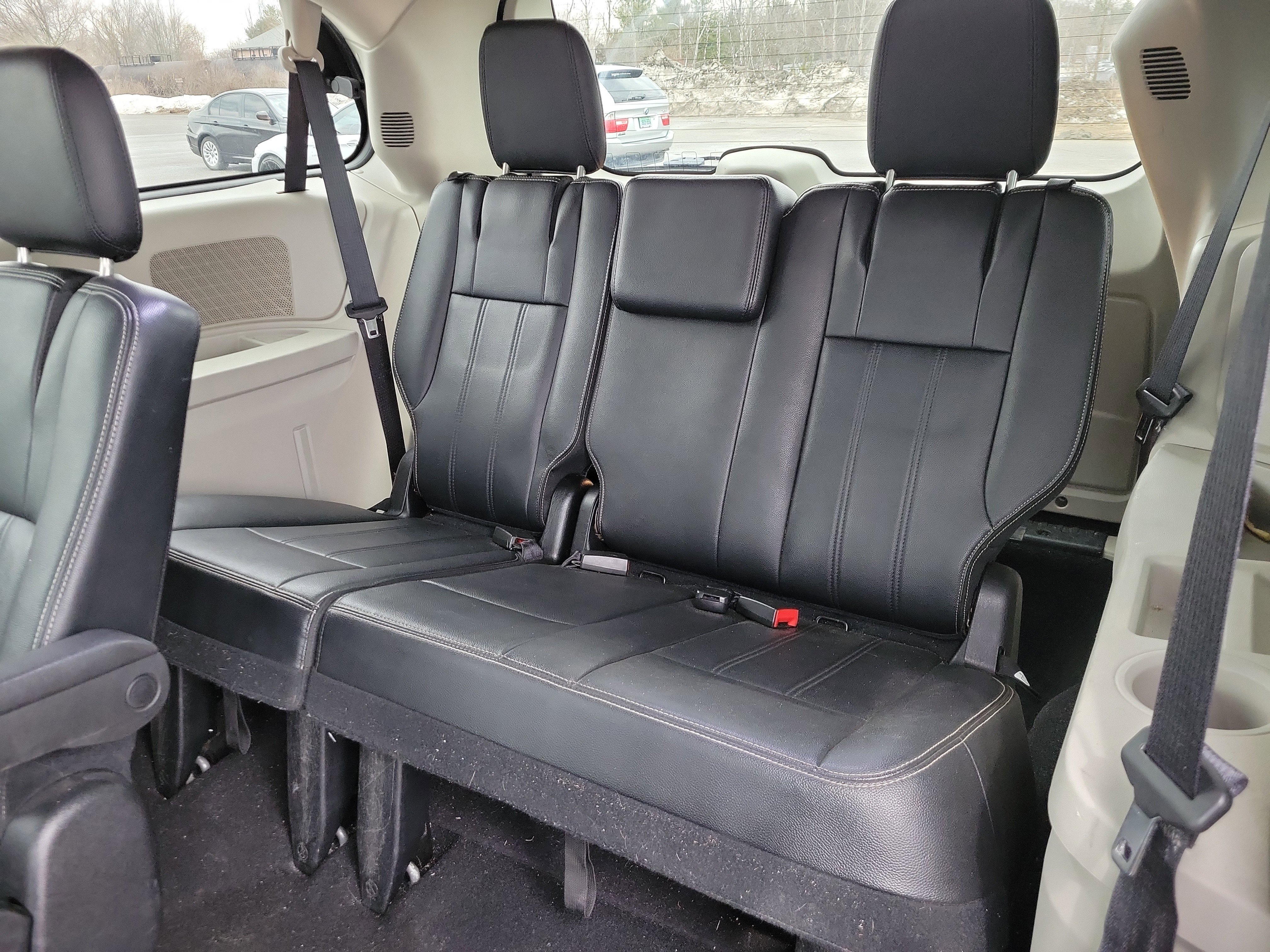 Used 2016 Chrysler Town & Country Touring image 13