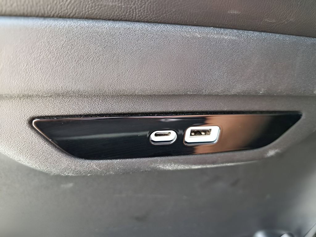 Used 2025 Chrysler Pacifica Limited image 9