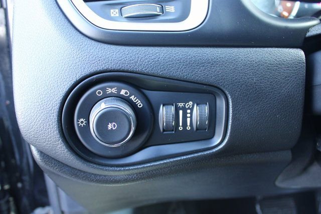 Used 2016 Jeep Renegade Latitude w/ Cold Weather Group FWD image 15