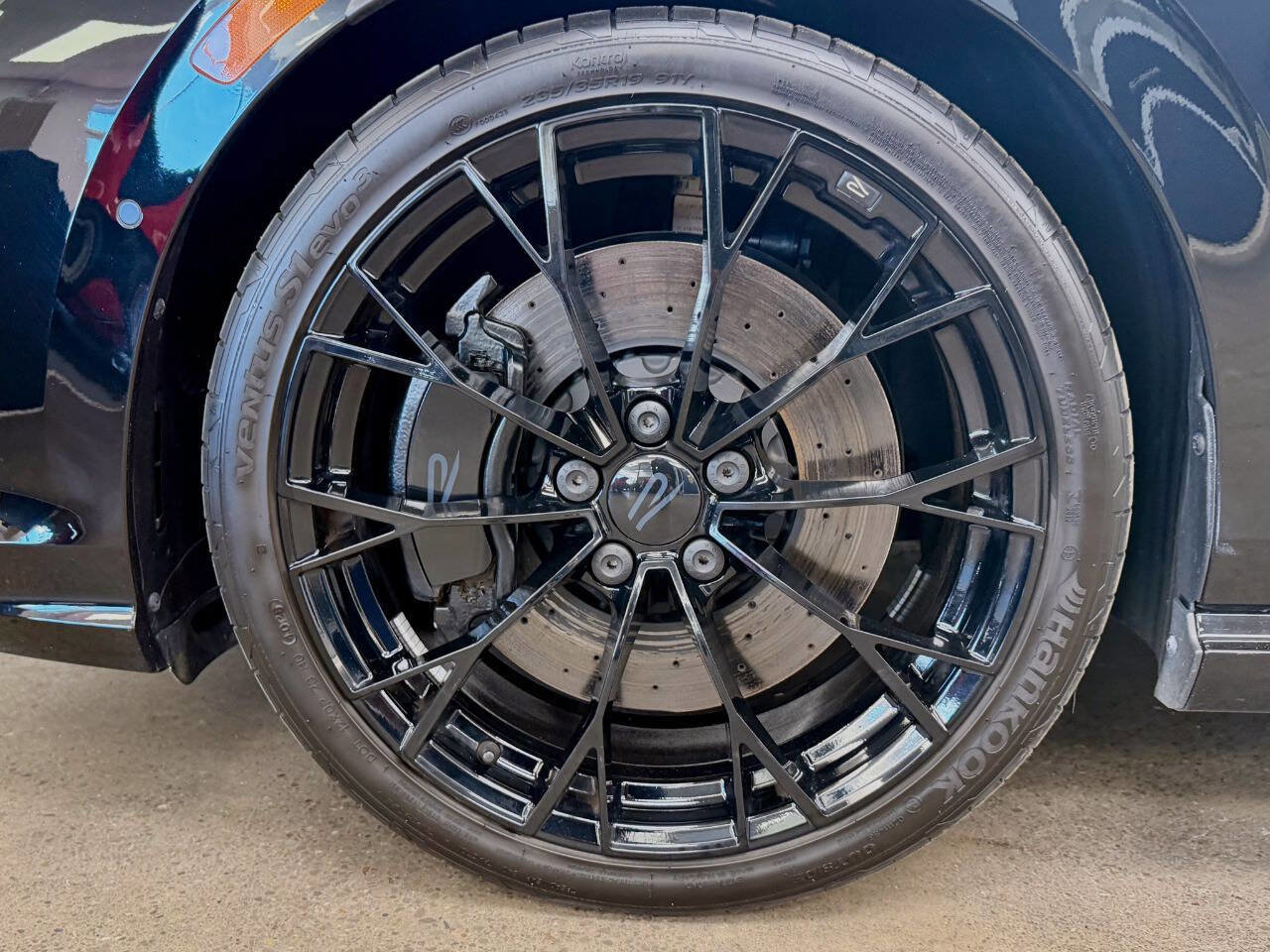 Used 2025 Volkswagen Golf R Black Edition image 8