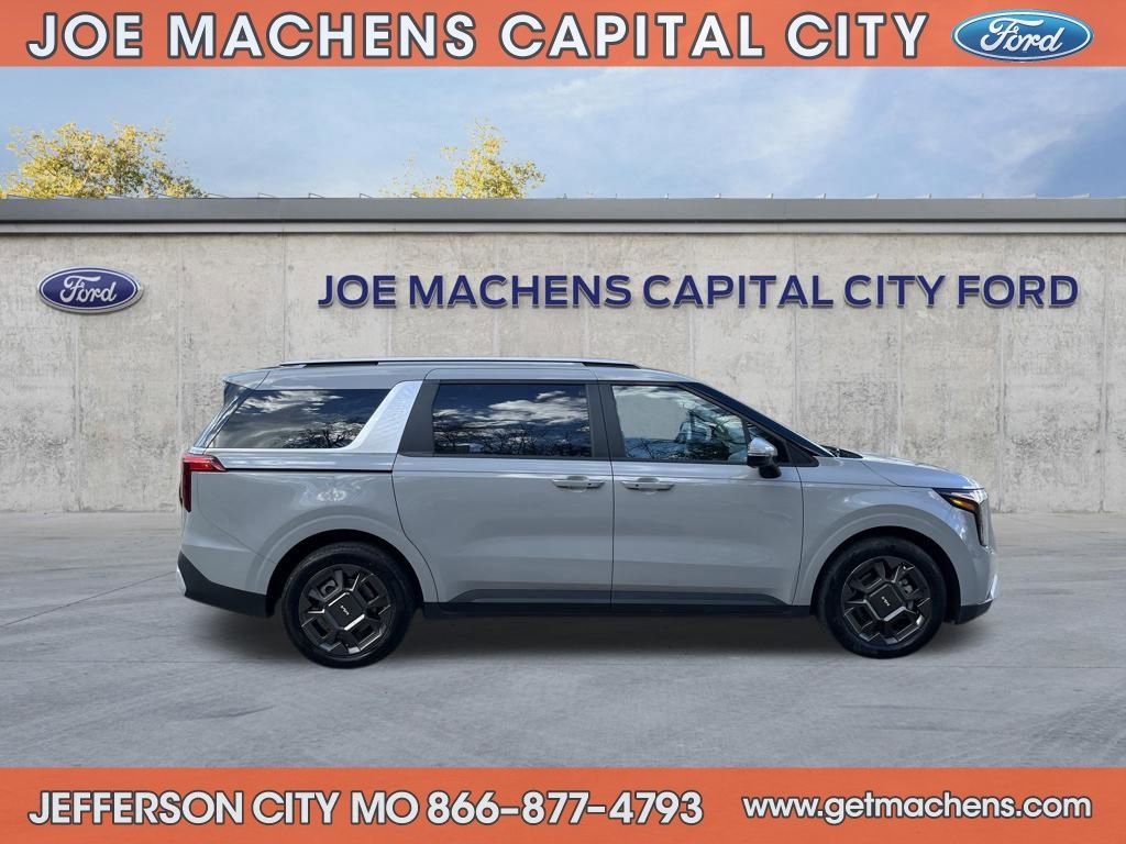 Used 2025 Kia Carnival EX image 5