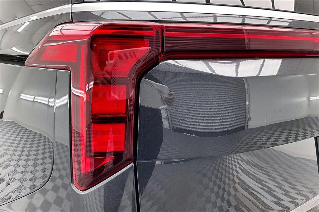 Used 2025 Kia Carnival image 31