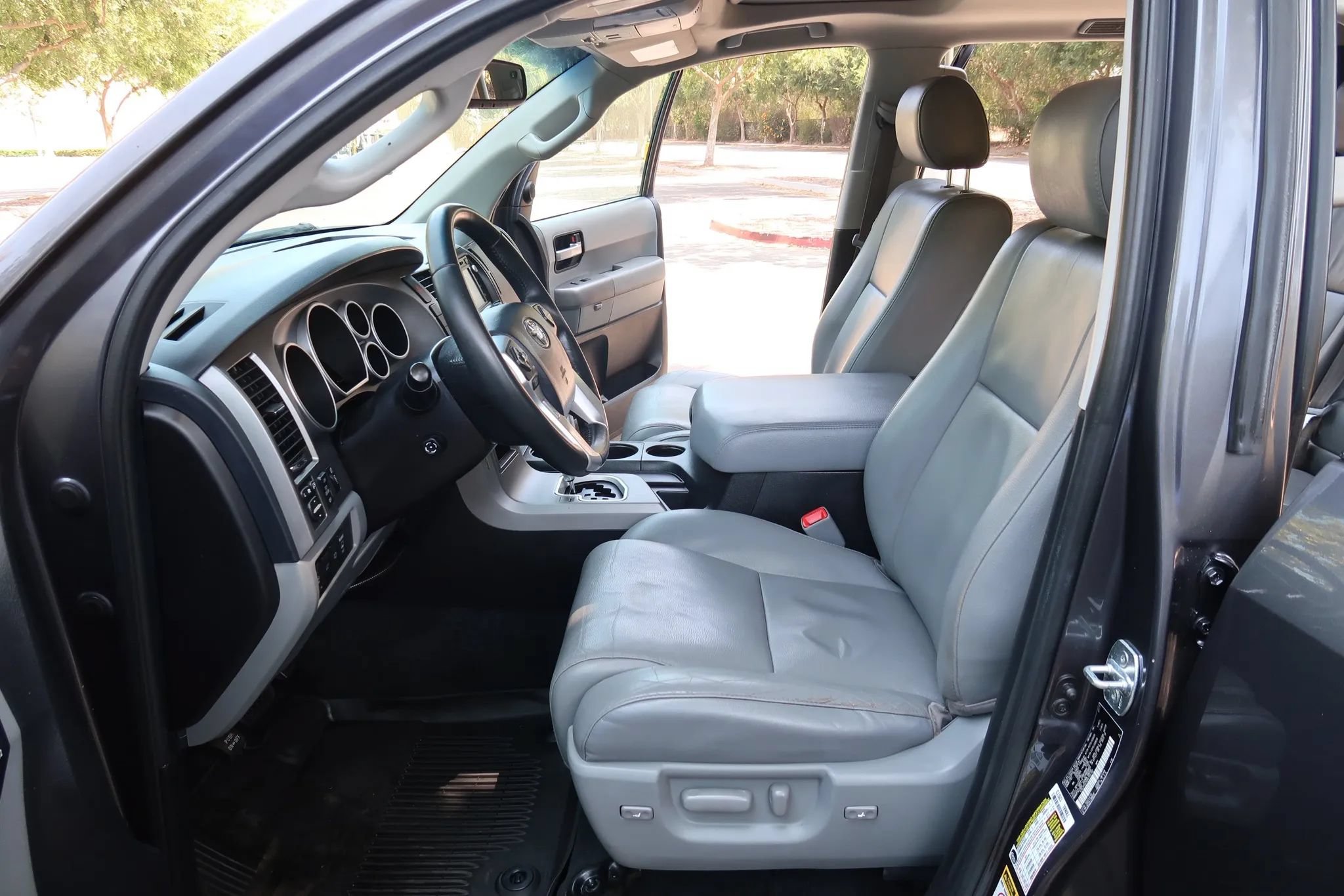 Used 2017 Toyota Sequoia Limited w/ Safety & Convenience Package AWD/4WD image 18