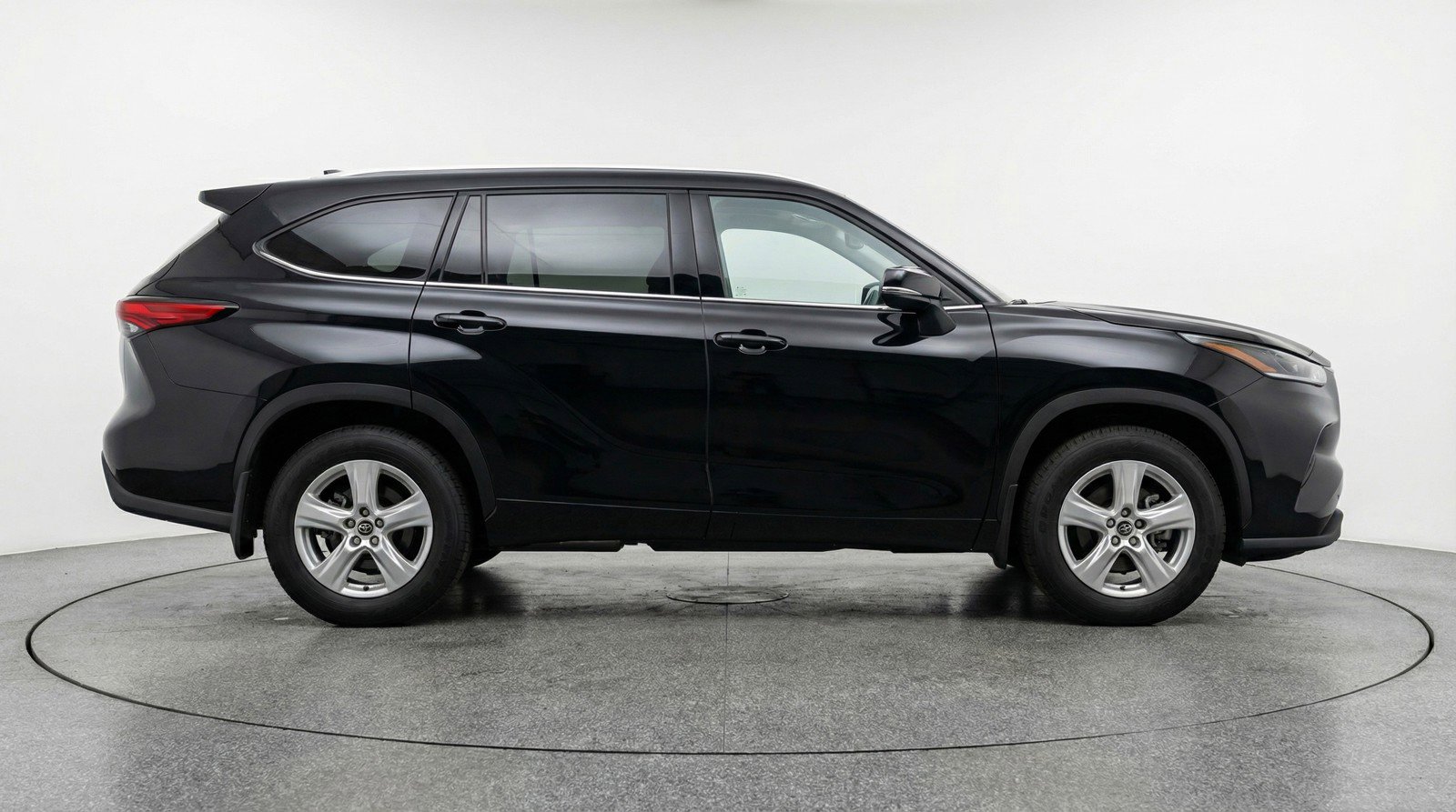 Used 2025 Toyota Highlander LE FWD image 11