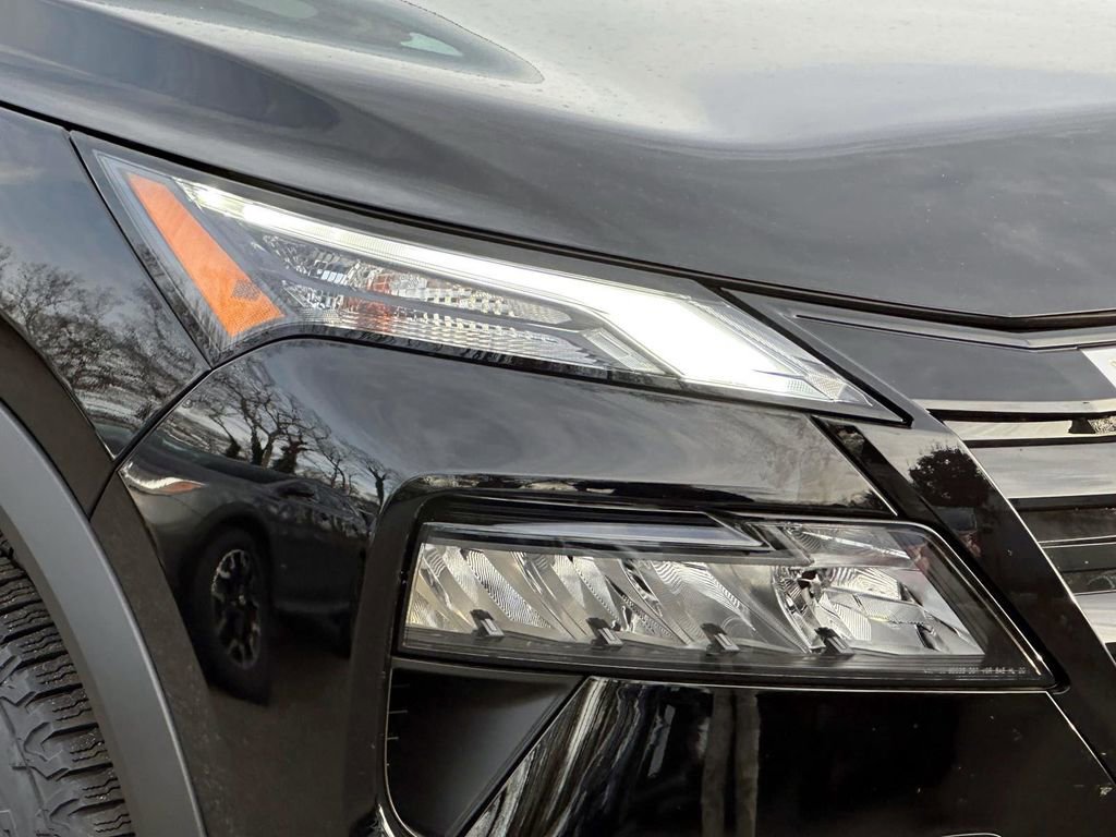 Certified 2025 Nissan Rogue SV image 10