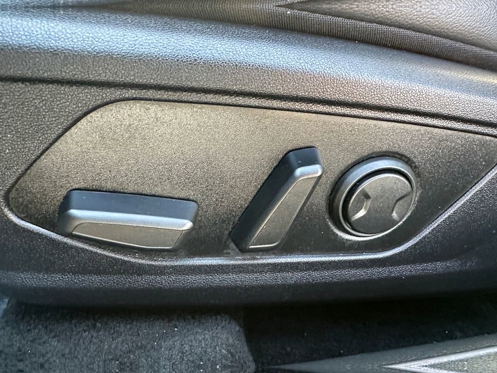 Used 2023 Hyundai Elantra Limited w/ Preferred Accessory Package image 10