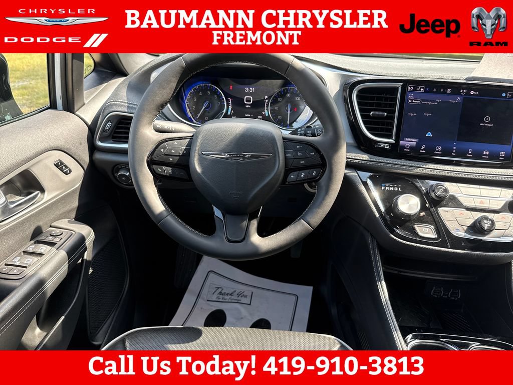 Used 2025 Chrysler Pacifica Limited FWD image 13