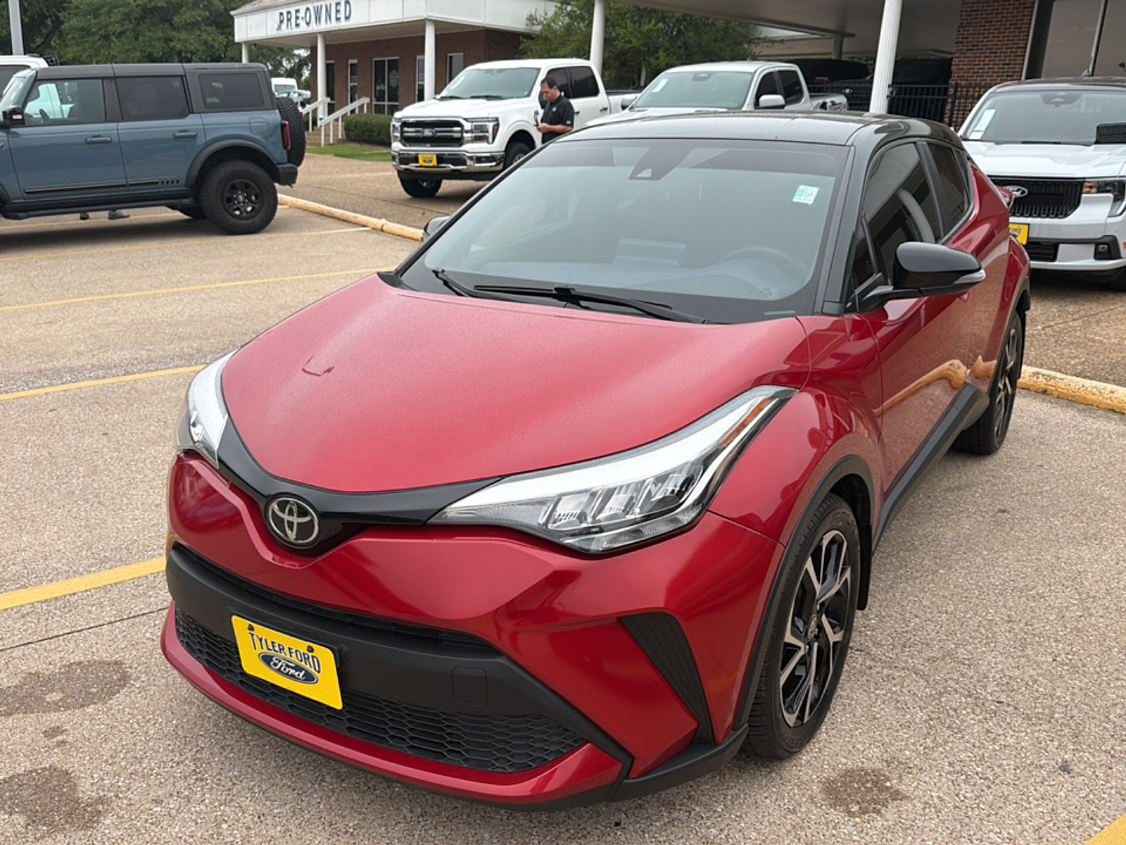 Used 2020 Toyota C-HR XLE FWD image 4