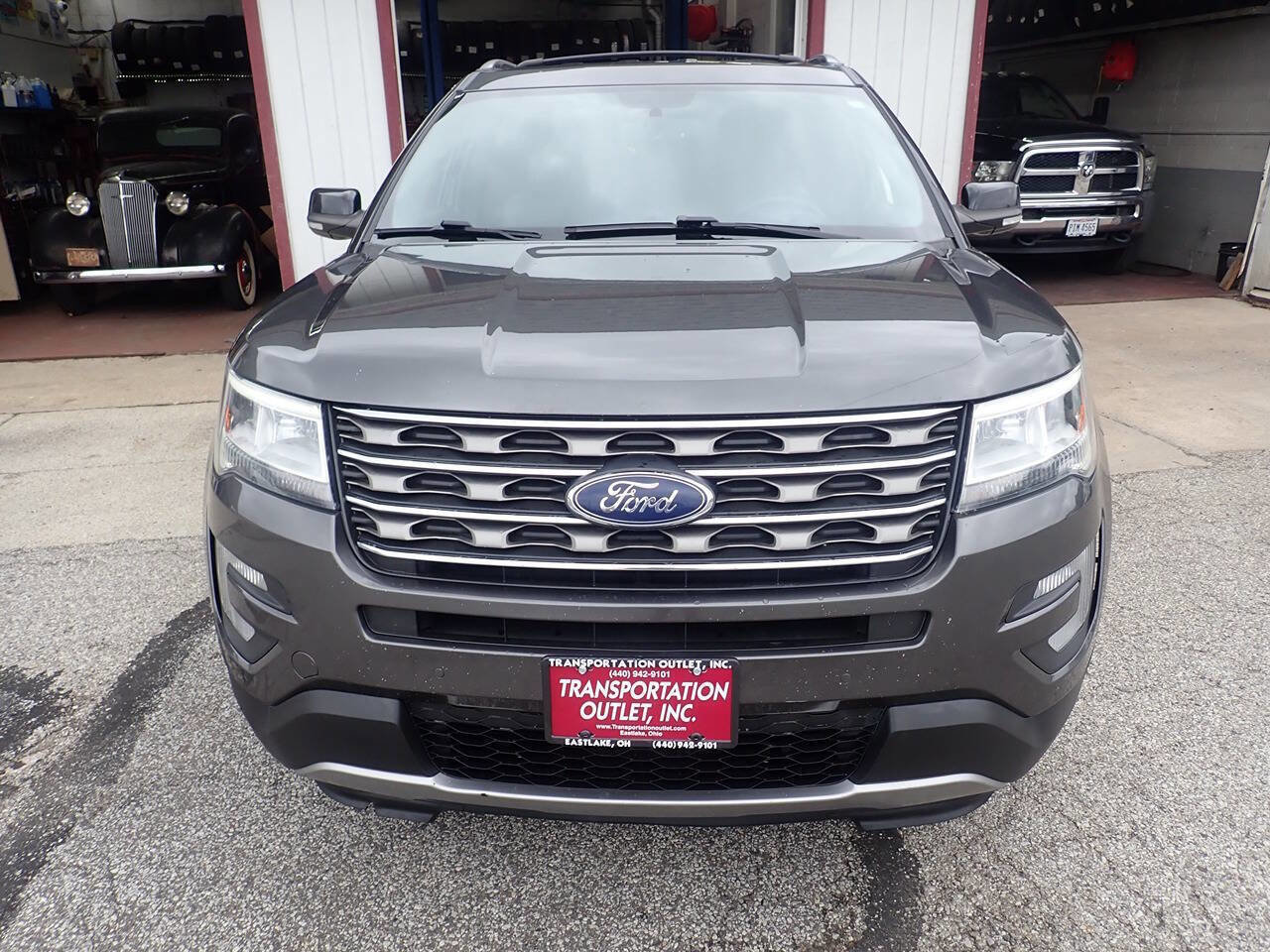 Used 2017 Ford Explorer XLT w/ Equipment Group 202A AWD/4WD image 3