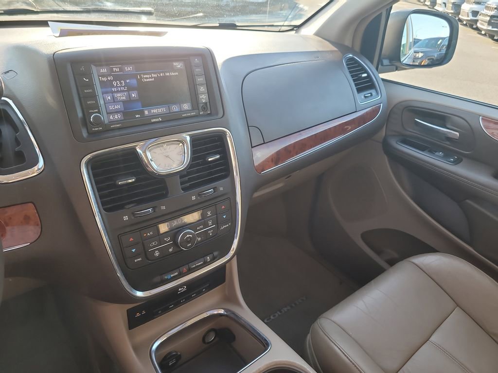 Used 2013 Chrysler Town & Country Limited w/ Luxury Group image 22