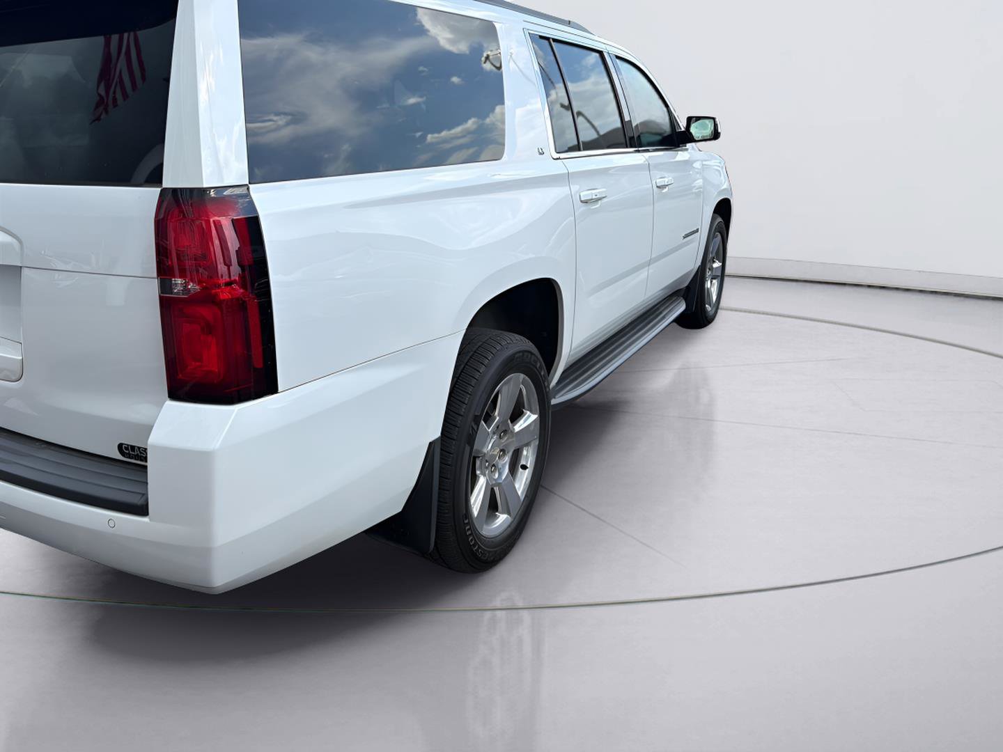 Used 2016 Chevrolet Suburban LT RWD image 3