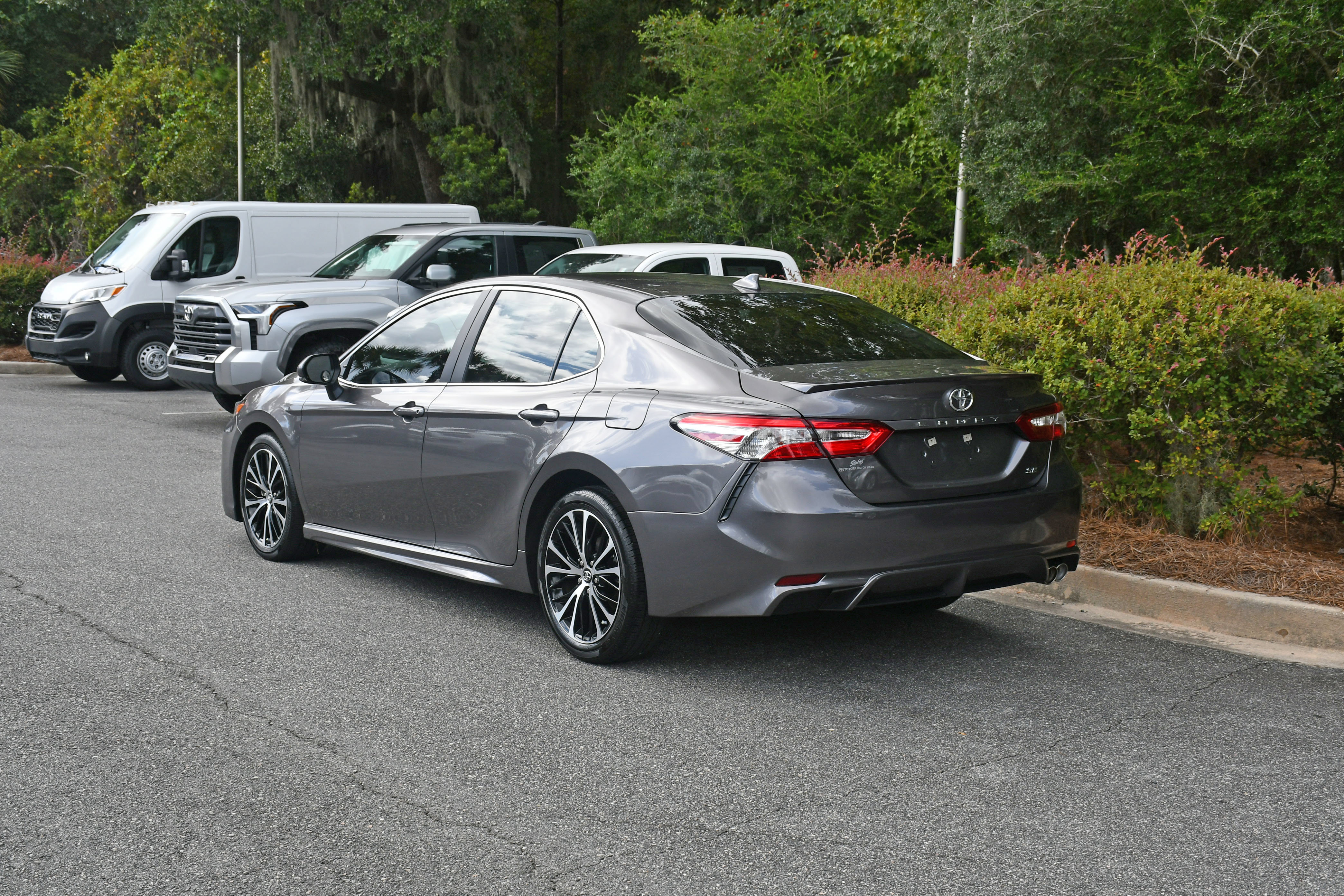 Used 2020 Toyota Camry SE w/ Convenience Package FWD image 3