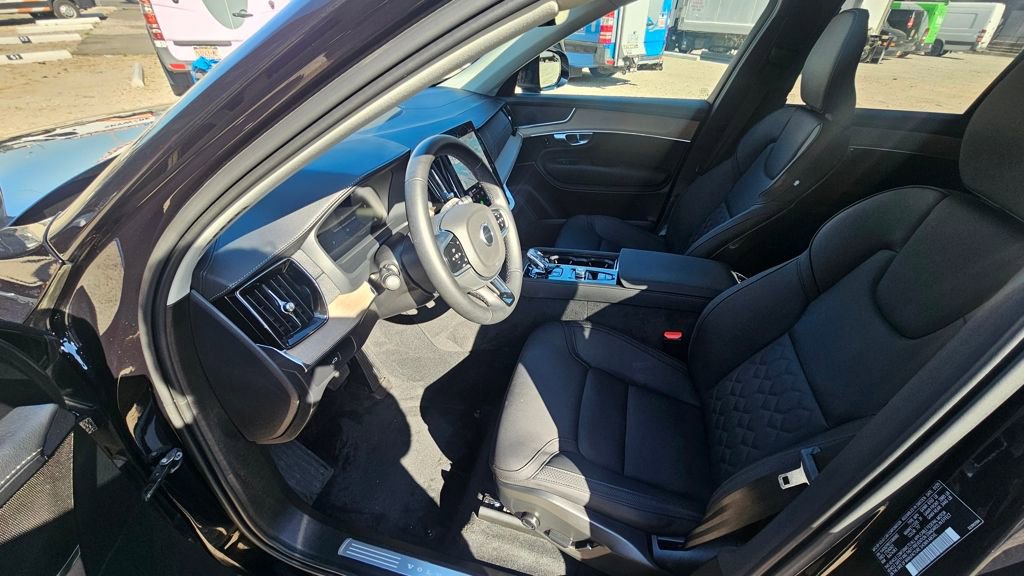 Certified 2025 Volvo XC90 B6 Plus image 18