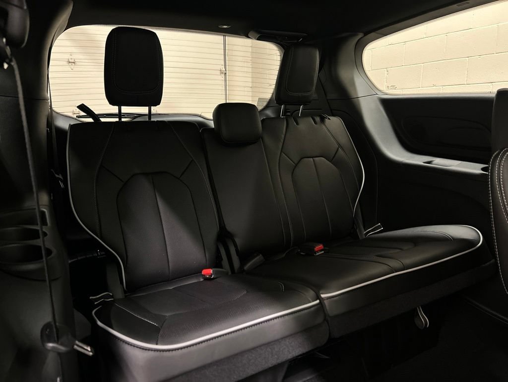 New 2027 Chrysler Pacifica Limited w/ S Appearance Package FWD image 10