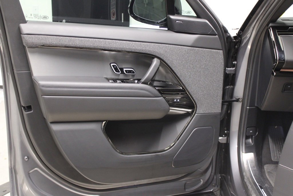 Used 2025 Land Rover Range Rover Sport Dynamic SE image 17