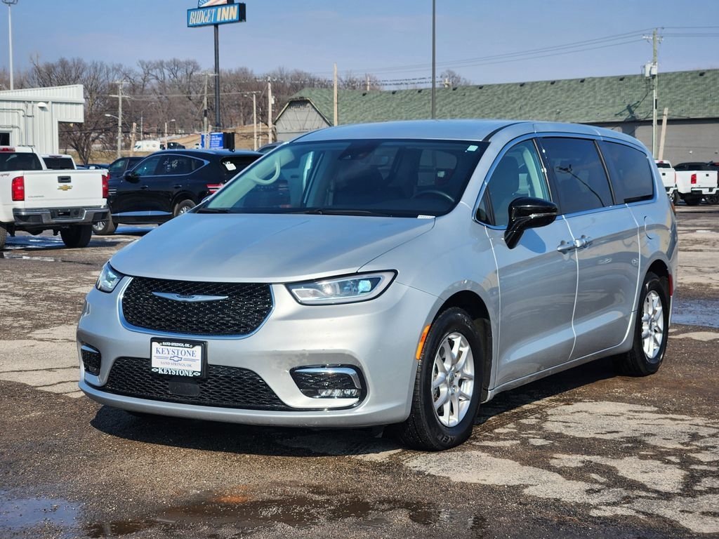Used 2024 Chrysler Pacifica Touring-L FWD image 3